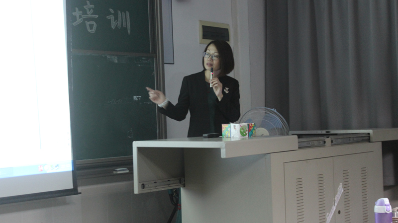 刘蕾老师正在讲授演讲技巧-800