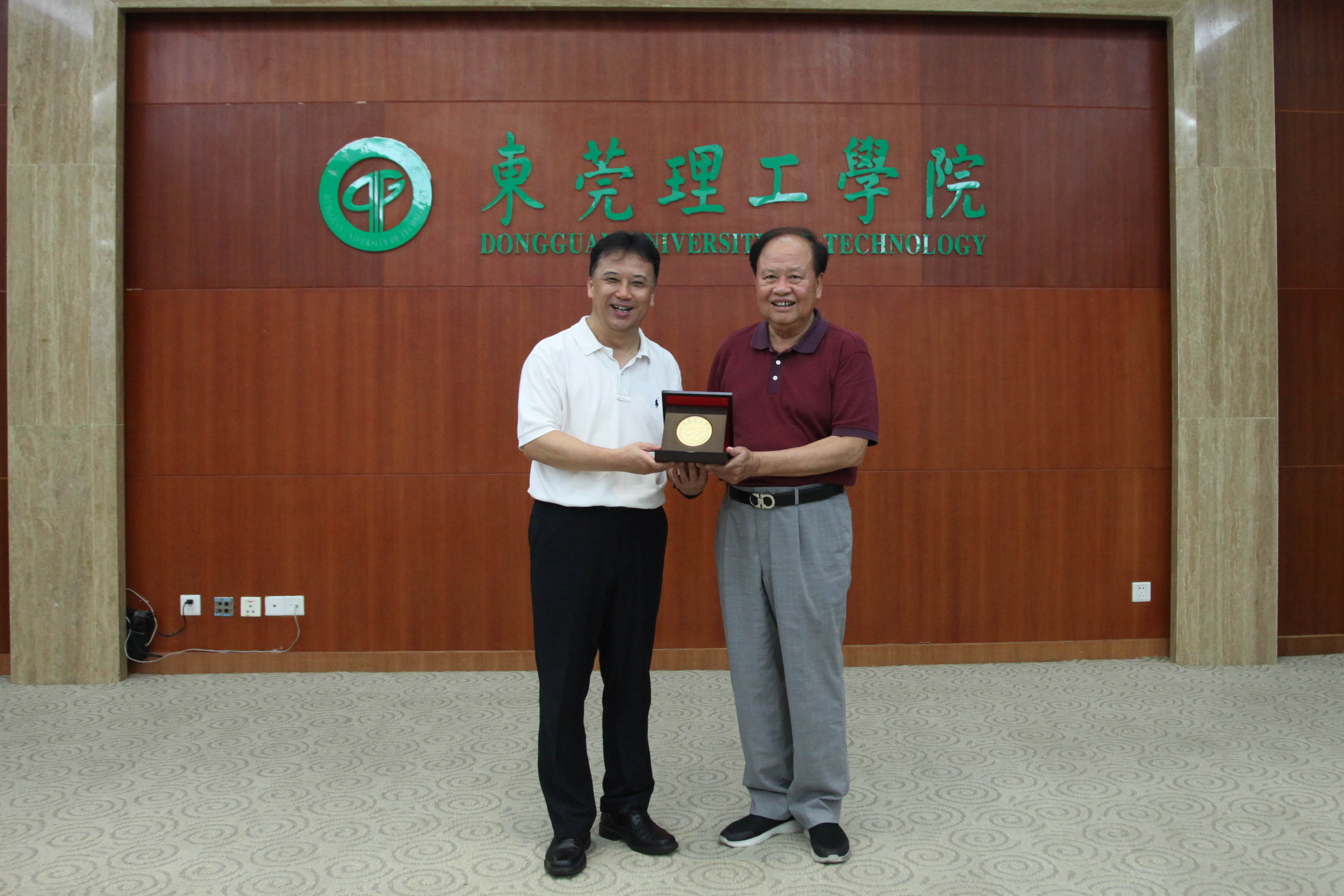 原东莞市政协副主席刘发枝,我校校长马宏伟,副校长李忠红等出席了仪式