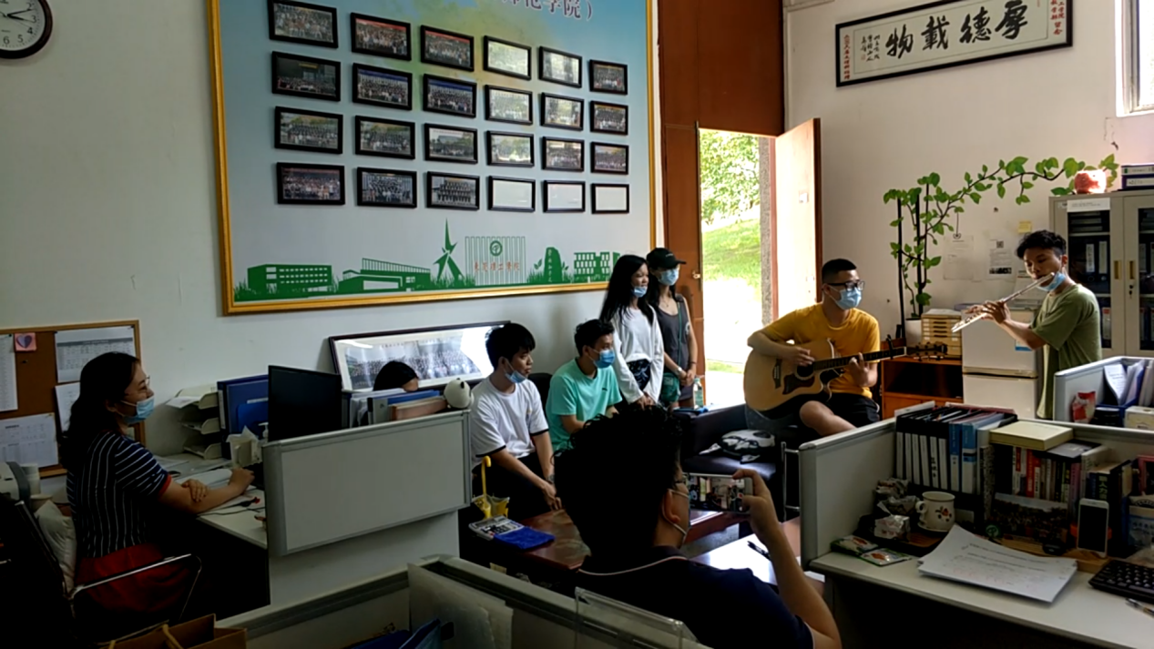 毕业生们在教育学院(师范学院)辅导员办公室演奏