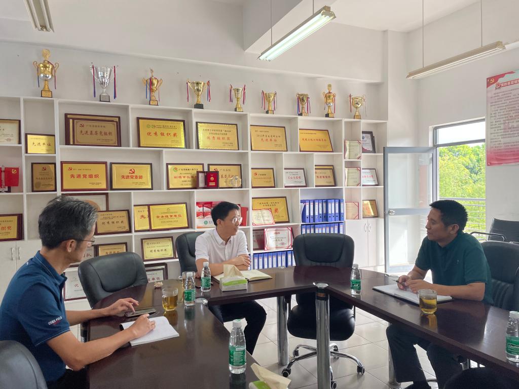成洪波走访对口联系党外代表人士和民主党派