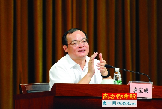 昨日上午,东莞理工学院,市长袁宝成鼓励师生们要持续创新。南都记者 梁清 摄