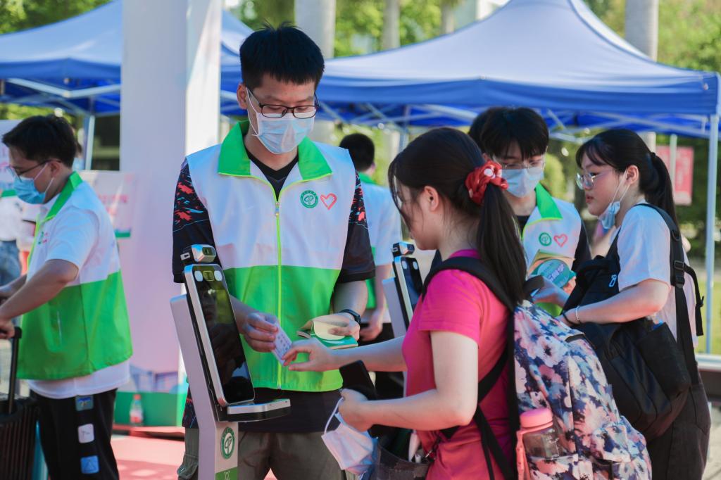 欢迎莞工新鲜人！我校4700多名新生报到