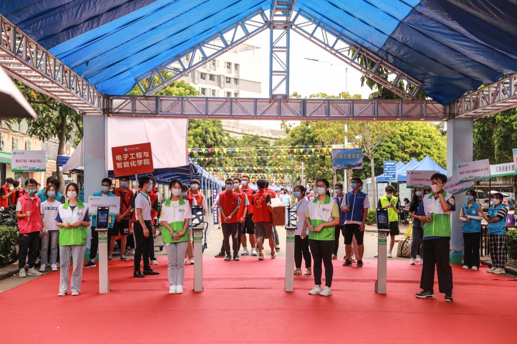 欢迎莞工新鲜人！我校4700多名新生报到
