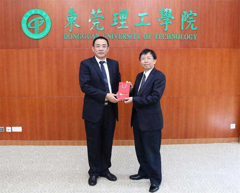 两校互赠礼物2