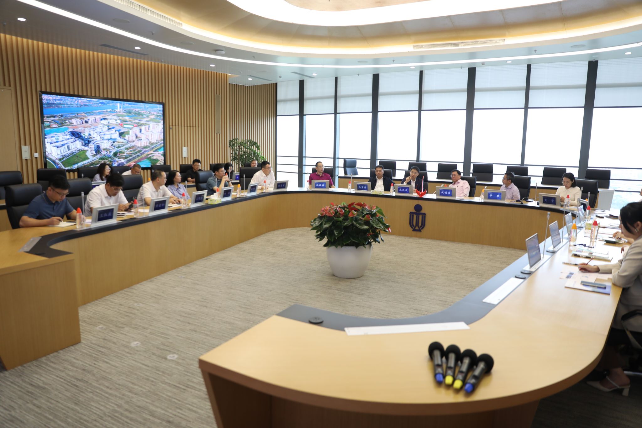 成洪波、马宏伟率队赴香港科技大学（广州）调研交流