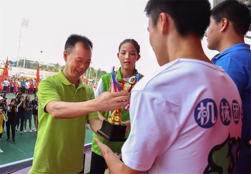李忠红颁奖