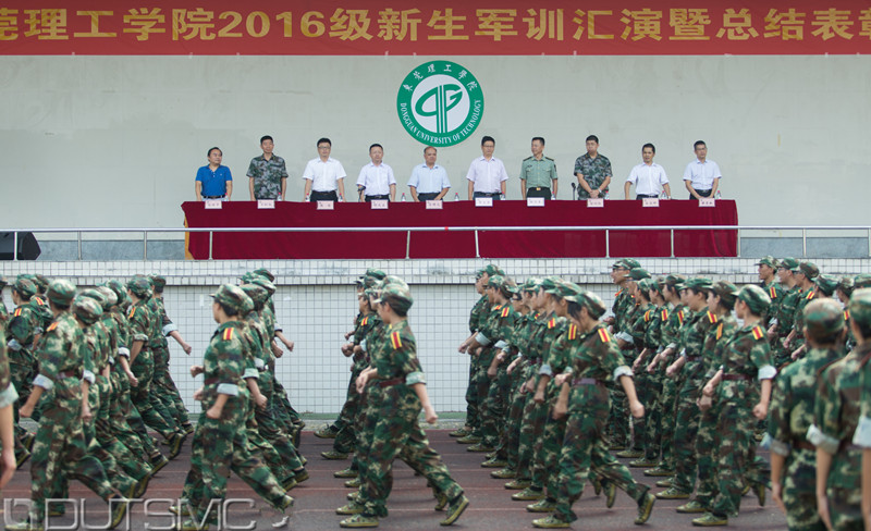 走过主席台